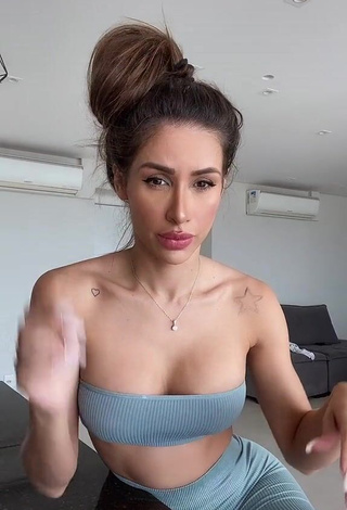 Kesia Muniz de Oliveira (@babi) #cleavage  #tube top  #grey tube top  #sexy  «Oiii  Sou péssima namorada #foryou»