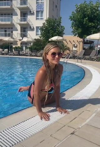 Bella Potemkina (@bellapotemkinaofficial) #swimming pool  #sexy  #booty shaking  #bikini  «Пиу  #сочи2020 #отпуск...»