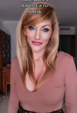 Lidia (@cakemol) #cleavage  #big boobs  #sexy 