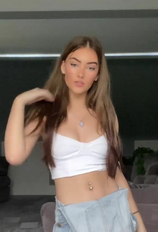 Emily Steers (@emsteers) #cleavage  #crop top  #white crop top  «can’t wait to april so i can...»