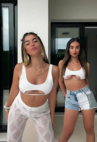 Faina Insense Punzano (@fainapunzano) #underboob  #crop top  #white crop top  #pants  #white pants  #shorts  #jeans shorts  «Comenta tu emoticono más...»