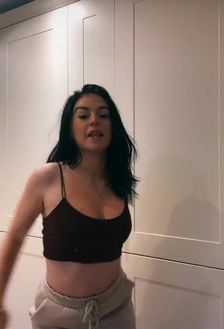 Hannah-Mae Smith (@hannahmae.xx) #booty shaking  #cleavage  #crop top  #black crop top  #pants  #grey pants  «So can’t do this trend but I was...»