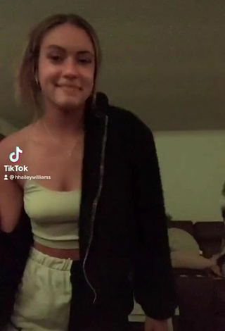 Hailey Williams (@hhaileywilliams) #crop top  «who’s the older sister ? #fyp...»