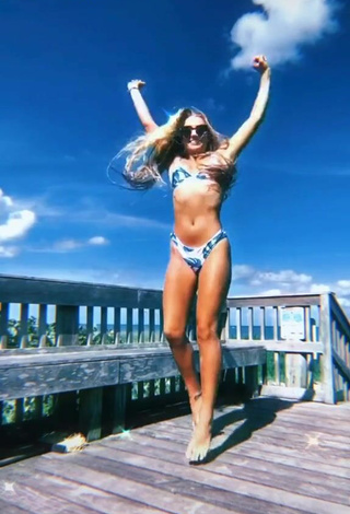 Hannah Mae Dugmore (@hmddancer722) #bikini  #floral bikini  «Who else is ready for summerrr☀️»