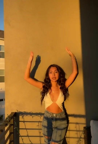 Jazlyn G (@itsjazlyng) #balcony  #bodysuit  #white bodysuit  «outfit from @edikted   cutest...»