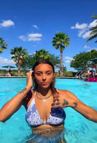Jasmine Gonzalez (@jasminexgonzalez) #bikini  #swimming pool  «I just noticed the kid in the back»