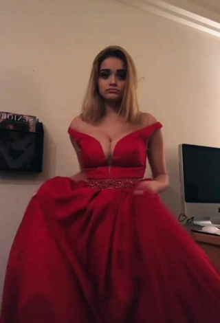 Jessi101love (@jessi101love) #cleavage  #dress  #red dress  «i feel like a disney princess»