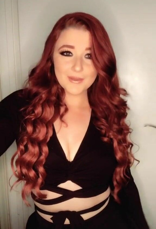 Breanna Deliseo (@jessicarabbittxxx) #crop top  #black crop top  «Just a 26 year old trying to...»
