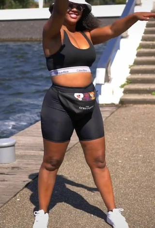 Joanne Lopes (@joannelopes) #big boobs  #sport bra  #black sport bra  #legging shorts  #black legging shorts  «Ik dacht dat ik deze voeten werk...»