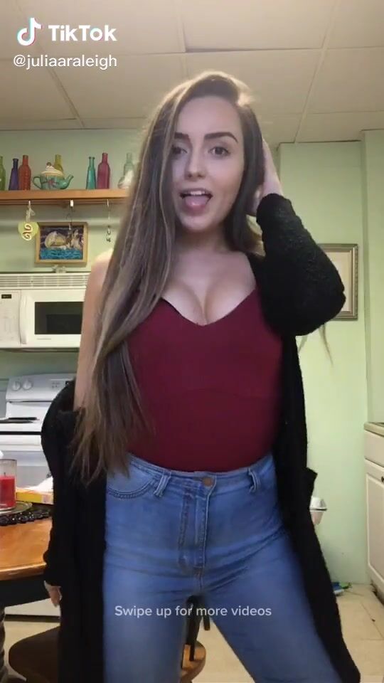 Julia Raleigh (@juliaaraleigh) #top #red top «inspired by @chloluvsu