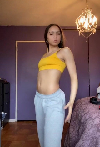 Katelyn Ashley (@katelynashley) #crop top  #yellow crop top  «I got it out the muscle    #fyp...»