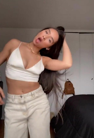 Katelyn Ashley (@katelynashley) #crop top  #white crop top  «Sorry can’t keep up with posting...»