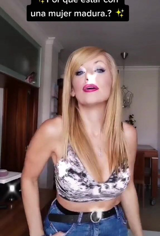 Lidia (@cakemol) #cleavage  #crop top  #grey crop top  #booty shaking 
