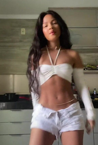 Carol Mamprin (@carolmamprin) #crop top  #white crop top  #shorts  #white shorts  #booty shaking  «O que tem na função “colar” do...»