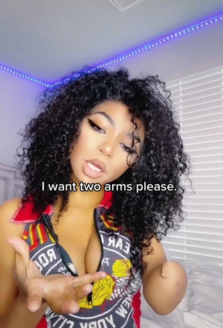 Destinee Faire (@daddyy.dess) #cleavage  #crop top  #big boobs  «honestly the only thing I wish I...»