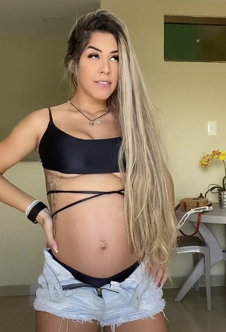 Andressita Chegou (@euandressacassiaa) #cleavage #underboob #bikini top #black bikini top #shorts #jeans shorts #booty shaking «Aaaaaaaaaa chegamos nos 8 meses...»