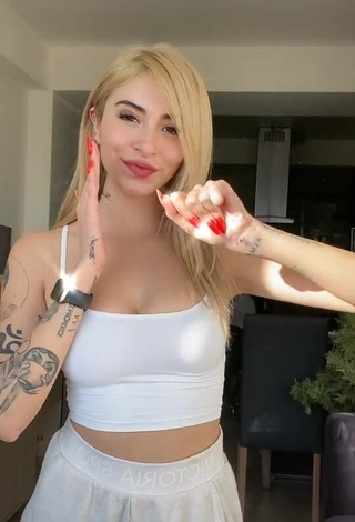 Fer Moreno (@fermoreno1) #cleavage  #crop top  #white crop top  #tattooed body  #booty shaking  «No me pienso quitar la pijama en...»