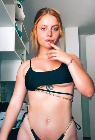 Giorgia Cavalluzzo (@giorgiacavalluzzo) #underboob  #bikini  #black bikini  #belly button piercing  #booty shaking  «non facevo un trend dal 2019»