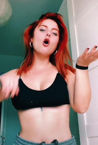 Giorgia Cavalluzzo (@giorgiacavalluzzo) #cleavage  #sport bra  #black sport bra  #booty shaking  #belly button piercing 