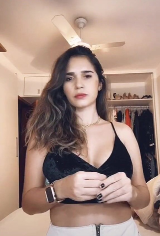 Gizelly Bicalho (@gizelly.bicalho) #crop top  #black crop top  #cleavage  #bouncing boobs  «Esse tipo de homi eu to é fora!...»