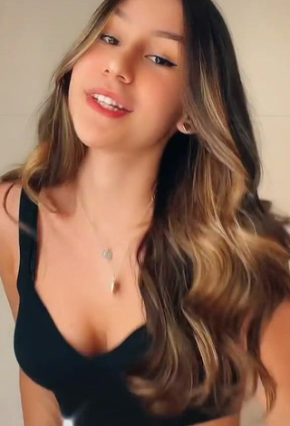 Lais Gomes (@gomes.lais) #crop top  #black crop top  #cleavage  #booty shaking 