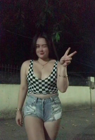 Delacruz Jane Pauline (@holalulupaoveve) #crop top  #checkered crop top  #shorts  #jeans shorts  #cleavage  #booty shaking  #street  «YANIGIN KO MUNDO MO ULIT»