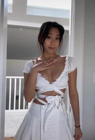 Isaasung (@isaasung) #crop top  #white crop top  #skirt  #white skirt  #cleavage 
