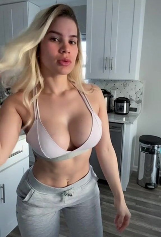 Yuri (@itsyurii_) #cleavage  #big boobs  #sport bra  #grey sport bra  #pants  #grey pants  «This was so fun #dancechallenge...»