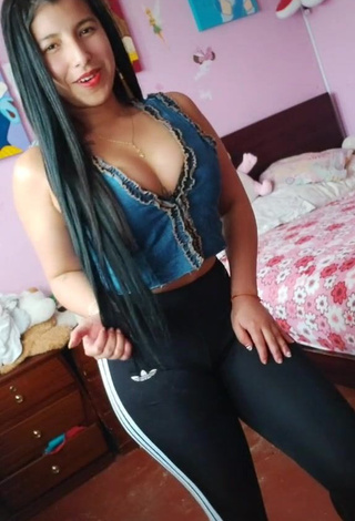 Jenny Zambrano (@jenny.zambrano.242) #cleavage  #crop top  #leggings  «#fyp #ecuador #foryou»