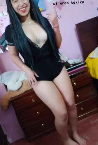 Jenny Zambrano (@jenny.zambrano.242) #cleavage  #booty shaking  #overall  #black overall  «#ecuador #fyp #foryou #yesyes»