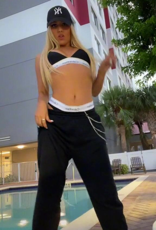 Jesca Jimenez (@jescacjb) #sport bra  #black sport bra  #booty shaking  #pants  #black pants  «Quiero hacer una juntada en...»