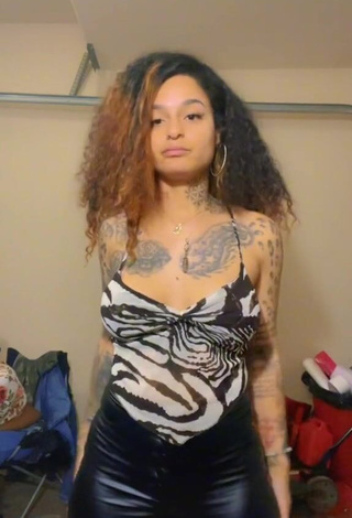 Jessica Marie (@jessbefit) #tattooed body  #crop top  #zebra crop top  #booty shaking 