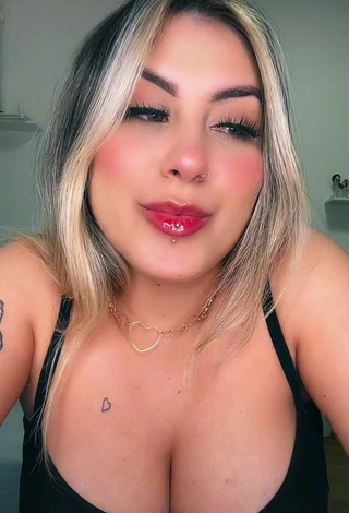 Laura Branquinho (@lauraabranquinho) #cleavage  #big boobs  #sexy  «#dublagem #fy #viral»