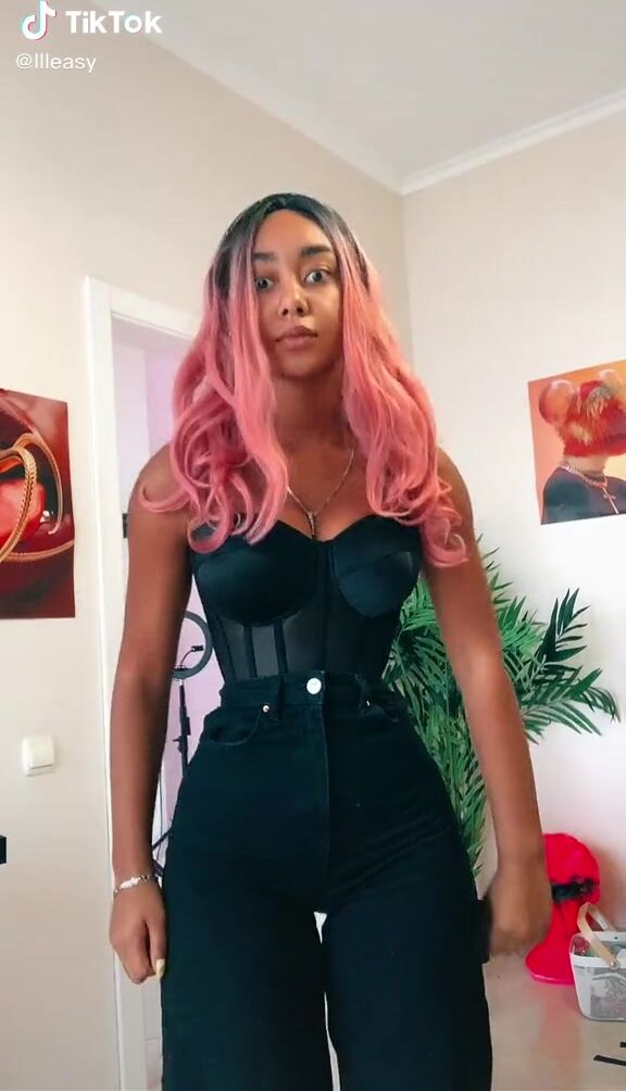 Elizabeth Anorue (@llleasy) #cleavage #corset #black corset... «Конец