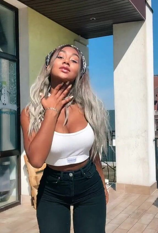 Elizabeth Anorue (@llleasy) #cleavage  #crop top  #white crop top  #bouncing boobs  #booty shaking 