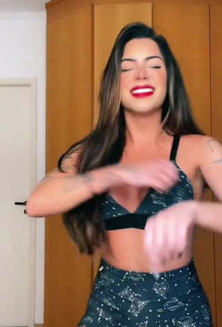 Luana Targinno (@luanatarginno) #sport bra  #shorts  #red lips  #booty shaking  «Só mais um dessa dc»