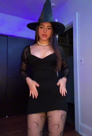 Naomi (@naomiv30) #dress  #black dress  #booty shaking  «Eh eh eh ‍♀️ #fypシ»