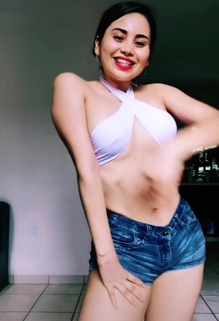 Selena Corzo (@selenacorzo5) #crop top  #white crop top  #shorts  #jeans shorts  #booty shaking  «Mejoraré técnica de baile»