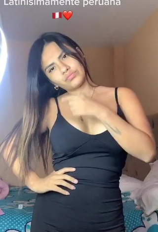 Thamara Gomez (@thamara_gomez_oficial) #cleavage  #overall  #black overall  #booty shaking  «#Latina❤️»