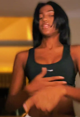 Nicole Damari (@_.nicoletteee) #cleavage  #sport bra  #black sport bra  #booty shaking  #bouncing boobs  «Yo no sé bailar pero bueno me...»