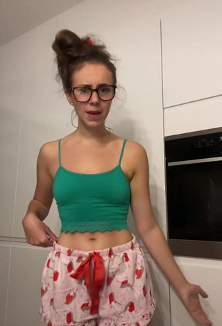 Abi Chatten (@abibabex) #crop top  #green crop top  #shorts  #booty shaking  #sexy  «night #fyp #babe #stayswagqueen»
