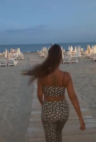 Amel Bent (@amelbentmusic) #beach  #crop top  #pants  #butt  «Quand on me dit:...»
