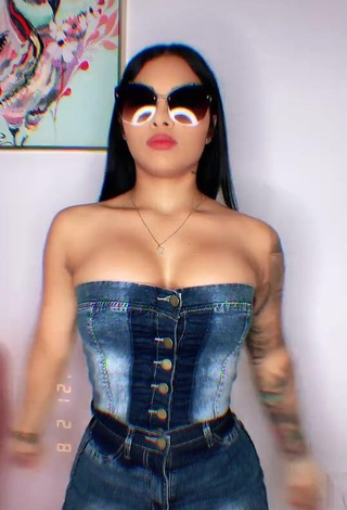 Anyuri Lozano (@anyurimusica2) #cleavage  #big boobs  #top  #jeans top  #tattooed body 