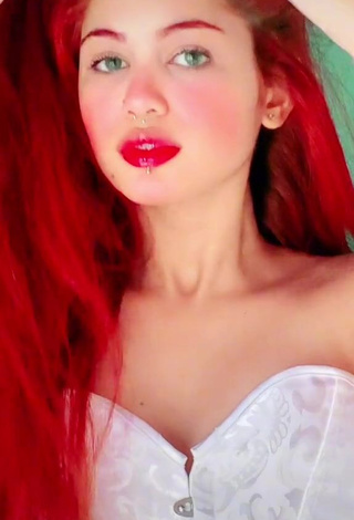 Brenda Campos (brendacamposv) #red lips  #corset  #white corset  #sexy  «a dublagem sem or»
