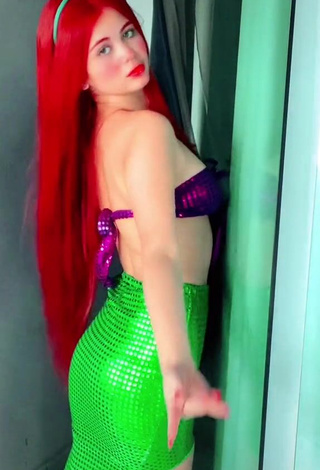 Brenda Campos (brendacamposv) #red lips  #cosplay  #bikini top  #violet bikini top  #sequin bikini top  #skirt  #green skirt  #sequin skirt  #sexy  «não sei pq balancei a cabeça»