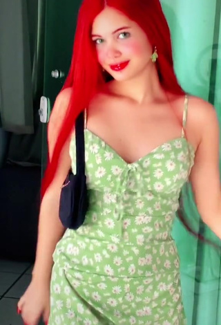 Brenda Campos (brendacamposv) #dress  #floral dress  #sexy  «videozin se arrumando»