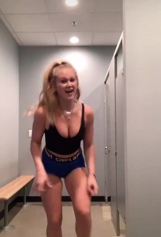 Caiti Mackenzie (@caiti_mackenzie) #cleavage  #bouncing boobs  #crop top  #black crop top  #shorts  #blue shorts  «just absolutely obliterated my legs»