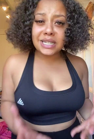 Carey Viller (@careyoxo) #cleavage  #big boobs  #bouncing boobs  #sport bra  #black sport bra  «What do I weaaaarrr ||...»