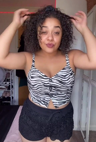 Carey Viller (@careyoxo) #cleavage  #bouncing boobs  #crop top  #zebra crop top  #shorts  #black shorts  «Reply to @fatimafatima6817...»