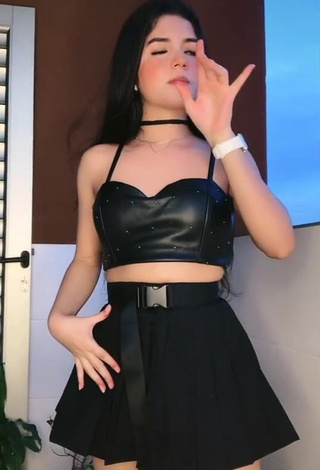 Dimevalu (@dimevalu) #crop top  #black crop top  #skirt  #black skirt  #booty shaking  «#fyp #lentejas #xyzbca»